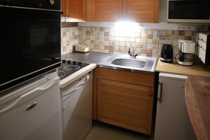 Kühlschrank, Geschirrspüler, Kochgeschirr/Geschirr/Besteck