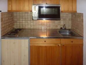 Fridge, cookware/dishes/utensils - Studio SUR LES Pistes (LES ORRES 1650)