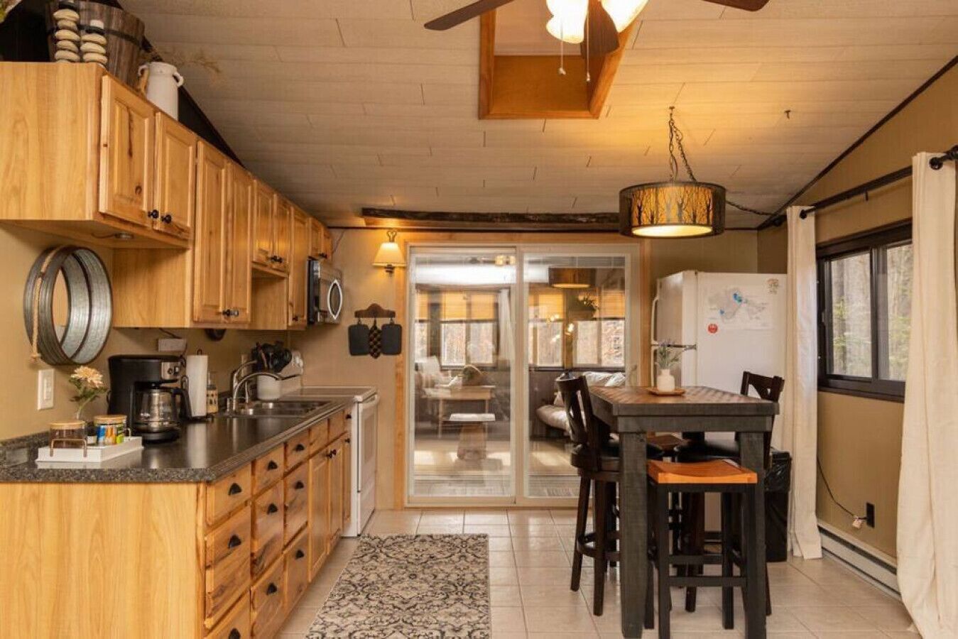 Cozy/Bungalow, hot tub~private beaches~lakes