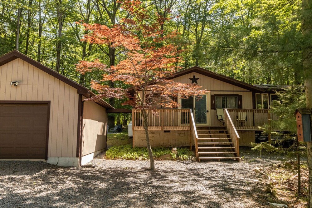 Cozy/Bungalow, hot tub~private beaches~lakes