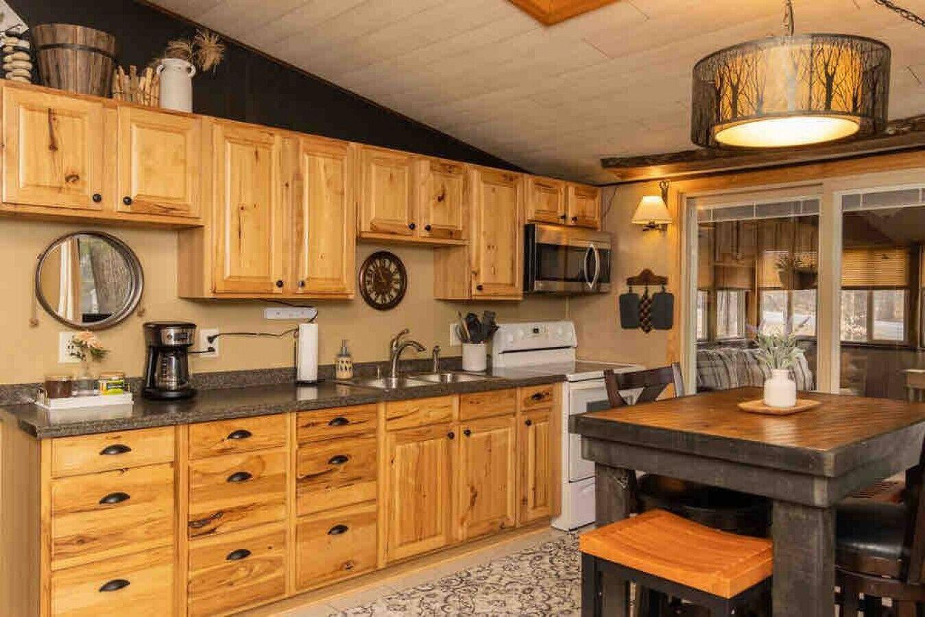 Cozy/Bungalow, hot tub~private beaches~lakes