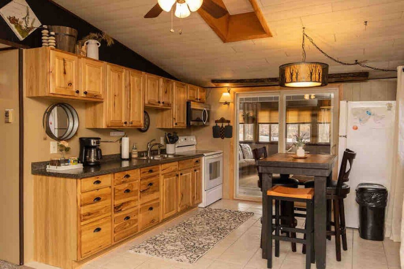 Cozy/Bungalow, hot tub~private beaches~lakes