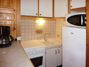 Réfrigérateur, batterie de cuisine, vaisselle et ustensiles