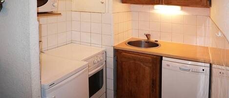 Geladeira, lava-louças, talheres/pratos/utensílios de cozinha