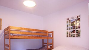 A bunk bed room with a poster on the wall. - Appartement N°22 Eperviere (LES ORRES 1650)