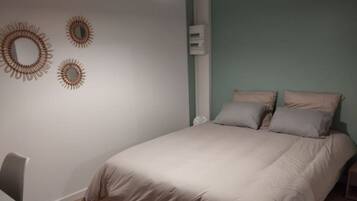 1 chambre, fer et planche à repasser, lit parapluie, accès Internet