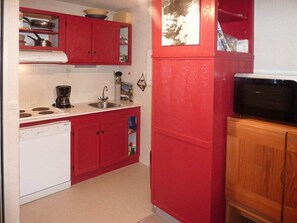 Fridge, oven, dishwasher, cookware/dishes/utensils