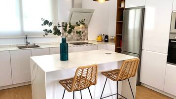 Jääkaappi, mikroaaltouuni, uuni, liesi