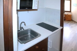 Réfrigérateur, batterie de cuisine, vaisselle et ustensiles