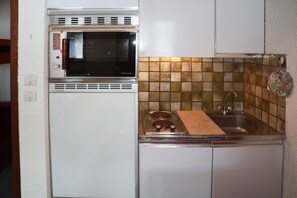 Kühlschrank, Ofen, Kochgeschirr/Geschirr/Besteck