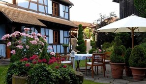 Outdoor dining - HÔTEL À LA FERME (Osthouse)