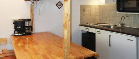 Kjøleskap, oppvaskmaskin og kjøkkenutstyr