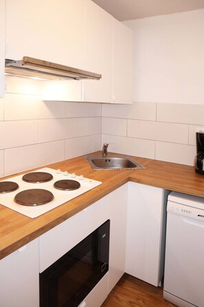 Kühlschrank, Geschirrspüler, Kochgeschirr/Geschirr/Besteck