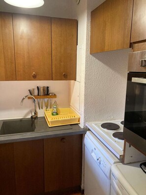 Kühlschrank, Geschirrspüler, Kochgeschirr/Geschirr/Besteck