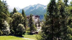 A hotel surrounded by dense forest and mountains. - Studio à Deux pas du Centre (LES ORRES 1650)