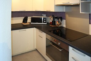 Kühlschrank, Ofen, Geschirrspüler, Kochgeschirr/Geschirr/Besteck