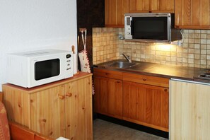 Kühlschrank, Ofen, Kochgeschirr/Geschirr/Besteck