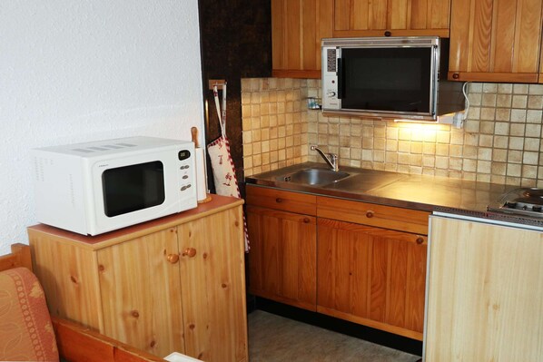 Réfrigérateur, four, batterie de cuisine, vaisselle et ustensiles