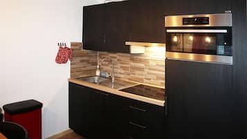 Geladeira, fogão, lava-louças, talheres/pratos/utensílios de cozinha