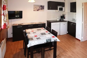 Fridge, dishwasher, cookware/dishes/utensils