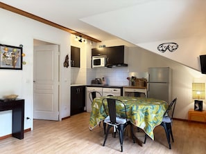 Fridge, dishwasher, cookware/dishes/utensils
