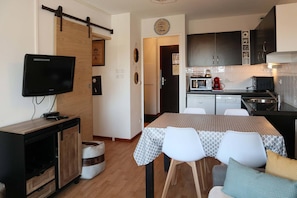 Fridge, dishwasher, cookware/dishes/utensils