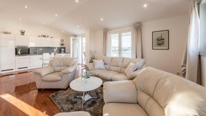 Apartamento, 3 quartos, sacada, vista para o jardim | Área de estar