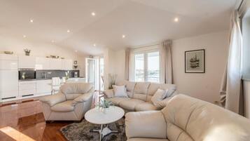 Apartment, 3 Bedrooms, Balcony, Garden View | Living area
