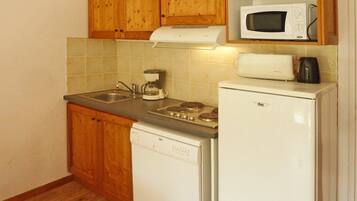 Geladeira, lava-louças, talheres/pratos/utensílios de cozinha