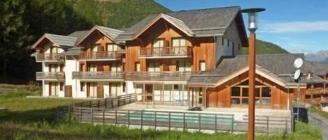 المنشأة من الخارج