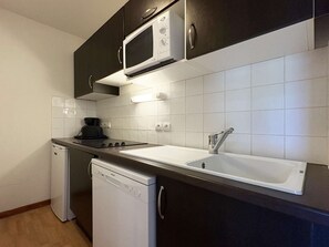 Fridge, dishwasher, cookware/dishes/utensils