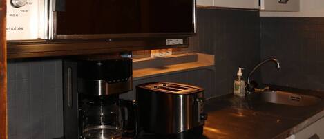 Fridge, oven, dishwasher, cookware/dishes/utensils