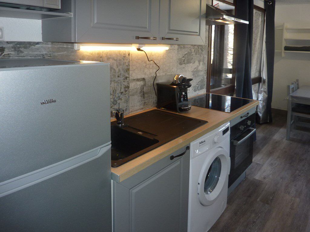 Geladeira, fogão, talheres/pratos/utensílios de cozinha