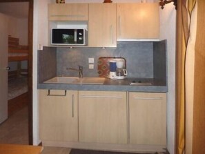 Kühlschrank, Geschirrspüler, Kochgeschirr/Geschirr/Besteck