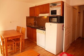 Fridge, dishwasher, cookware/dishes/utensils