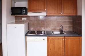 Kühlschrank, Geschirrspüler, Kochgeschirr/Geschirr/Besteck