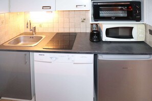 Fridge, oven, dishwasher, cookware/dishes/utensils
