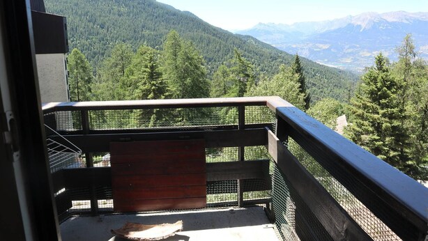 A balcony with a view of a forested mountain range. - Studio 4 Personnes en Cœur de Station (LES ORRES 1650)