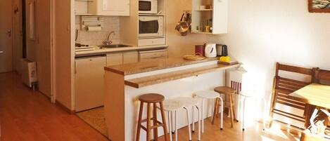 Fridge, dishwasher, cookware/dishes/utensils