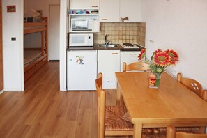 Jääkaappi, uuni, astianpesukone, keittoastiat/astiat/ruokailuvälineet