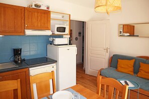 Fridge, dishwasher, cookware/dishes/utensils