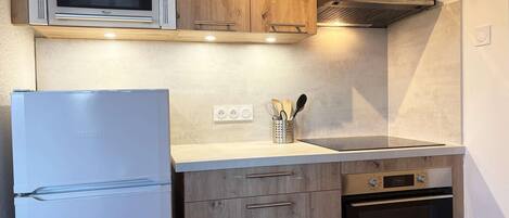 Kylskåp, diskmaskin och grytor/köksredskap