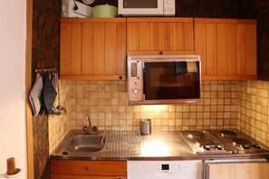 Fridge, oven, cookware/dishes/utensils