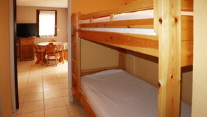 A bunk bed room with a television, a desk, and a chair. - Studio N° 211 LES Flocons (LES ORRES 1650)