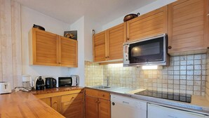 Kühlschrank, Ofen, Geschirrspüler, Kochgeschirr/Geschirr/Besteck