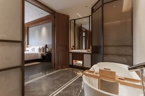 Premium bedding, down comforters, pillowtop beds, free minibar - Grand Dongshan (Shaoxing)