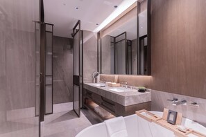 渐榭园景大床房 | 高档床上用品、羽绒被、加厚床垫、迷你吧（备有免费物品）
