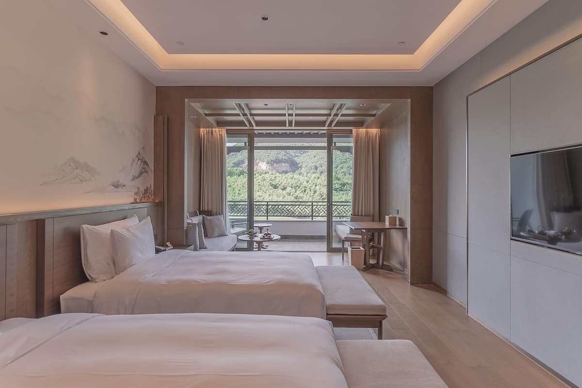 Elite Twin kamer, 1 slaapkamer, uitzicht op meer | Een bureau, verduisterende gordijnen, gratis wifi, beddengoed