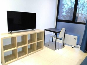 Interior - Studio overlooking garden (Cachan)