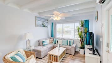 House, 2 Bedrooms, Patio | Living area